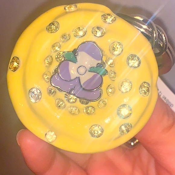 JUICY COUTURE CUPCAKE KEYCHAIN YELLOW SILVER NEW - Picture 7 of 16